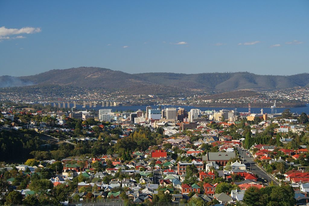 What are some romantic things for couples to do in Hobart?