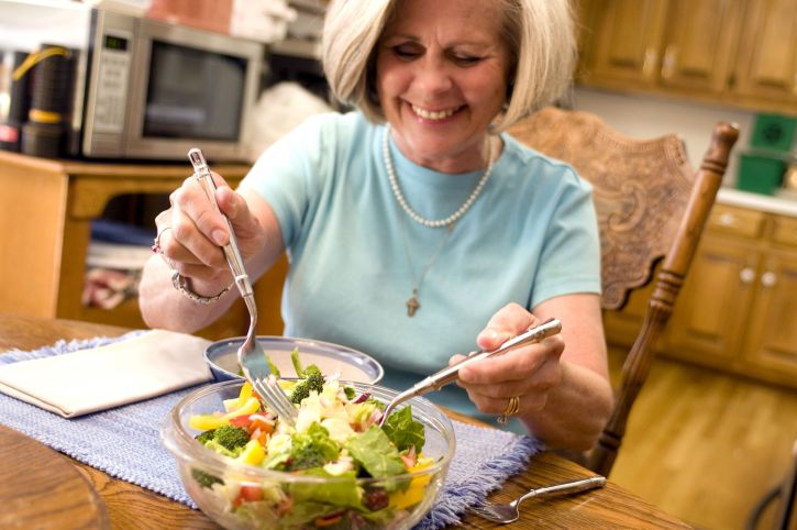 happy-woman-eating-vegetable-salad-725x482