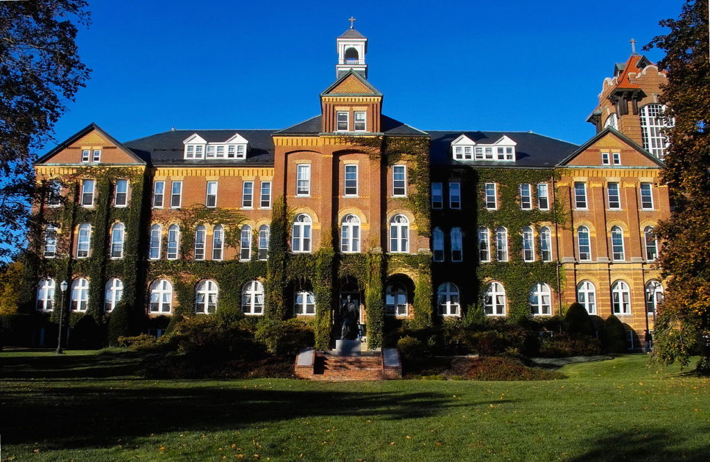 1280px-Alumni_Hall_1889_Sun