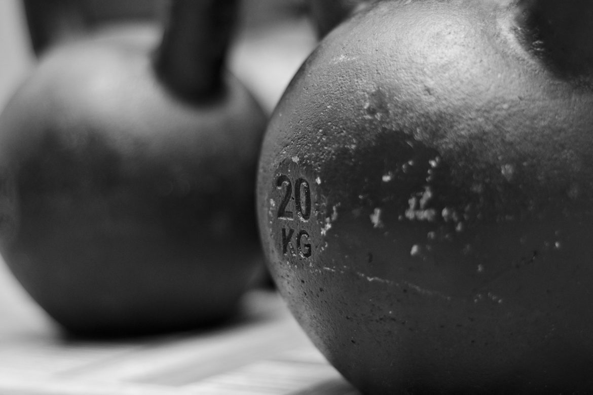What is correct kettlebell swing technique?